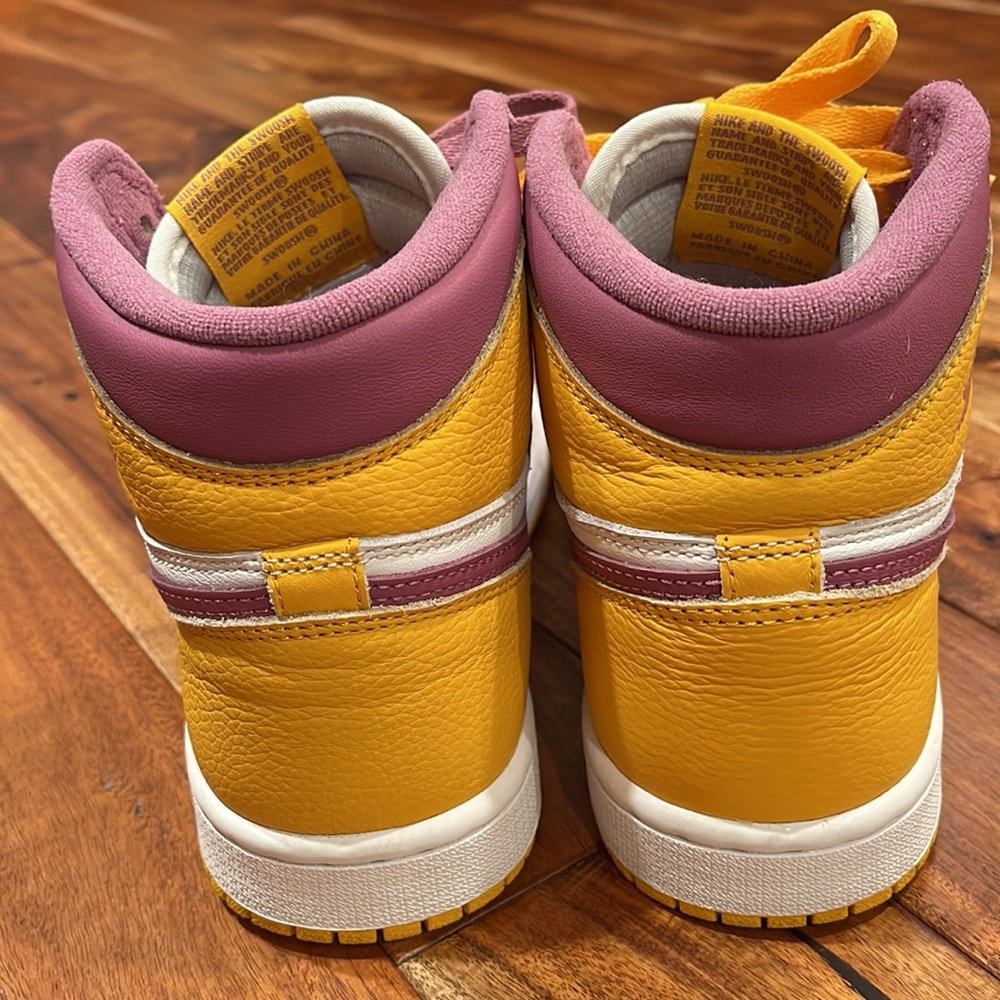 Air Jordan 1 Retro High OG - Picture 5 of 10
